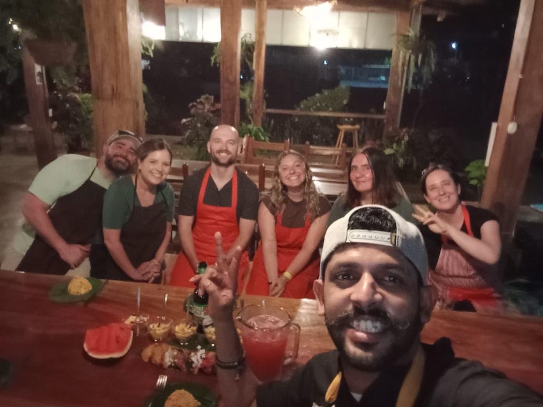 Grupo de visitantes y anfitriones celebrando después del taller de cacao