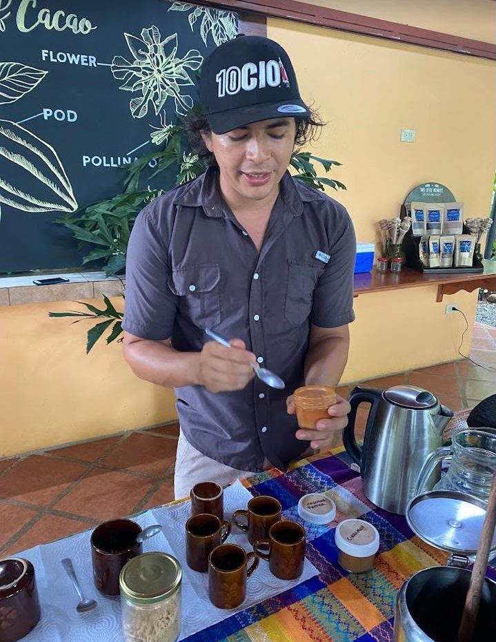 Preparando chocolate caliente artesanal durante el tour del cacao