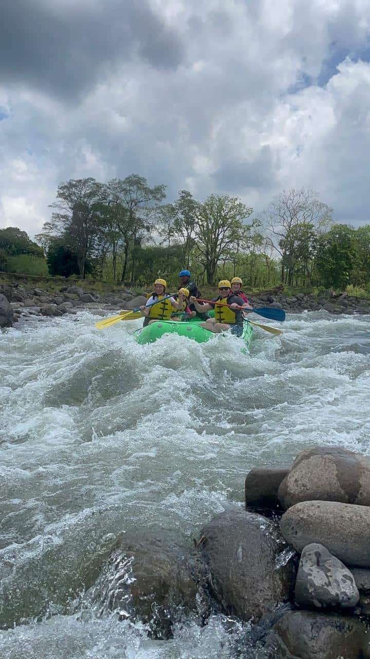 Grupo haciendo rafting en un río de aguas bravas