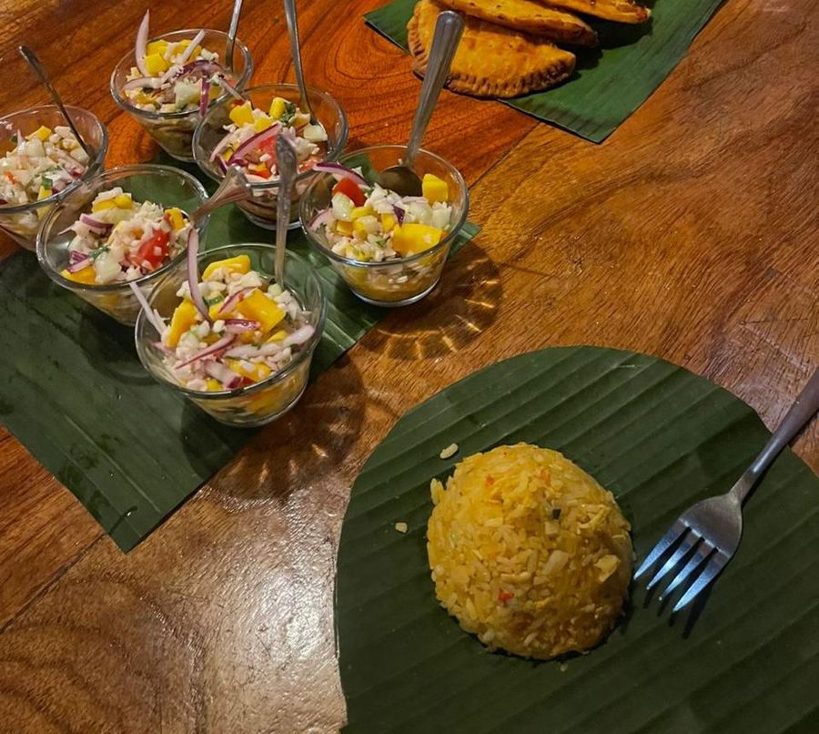 Ceviche y empanadas servidos sobre hojas de banano
