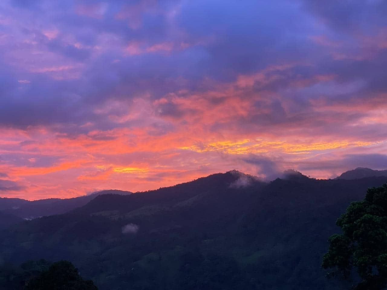 Atardecer rosado y violeta sobre las montañas vistas desde la propiedad